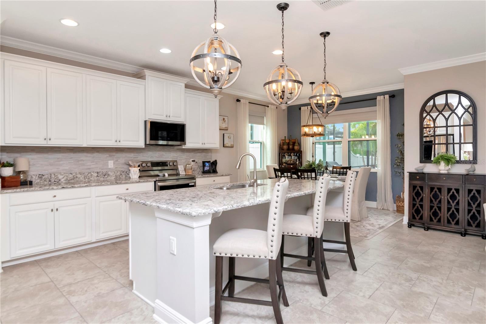 Listing photo id 14 for 11425 Leland Groves Drive