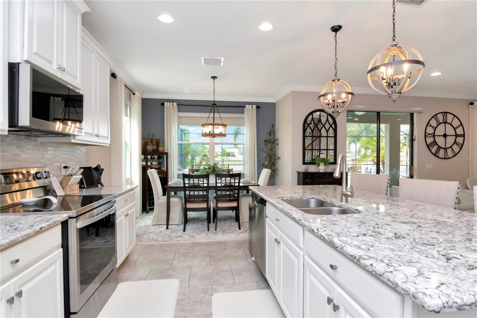 Listing photo id 15 for 11425 Leland Groves Drive