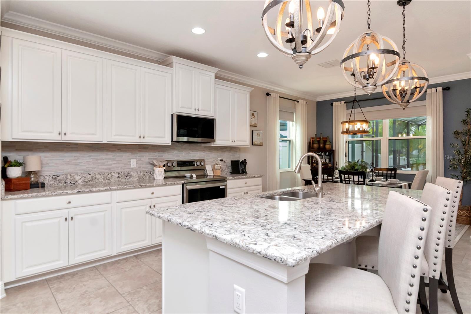 Listing photo id 16 for 11425 Leland Groves Drive