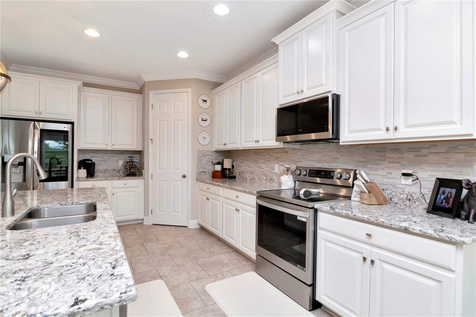 Listing photo id 18 for 11425 Leland Groves Drive