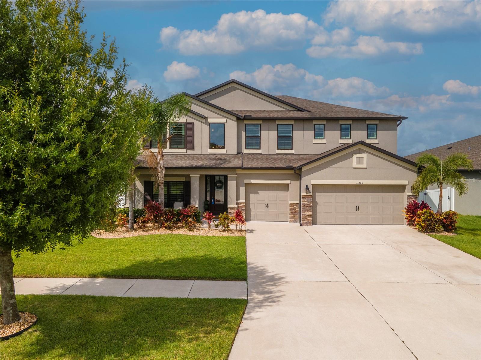 Listing photo id 2 for 11425 Leland Groves Drive