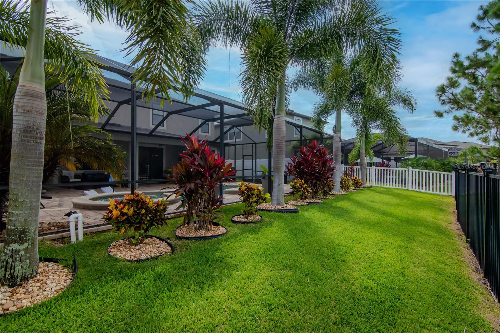 Listing photo id 64 for 11425 Leland Groves Drive
