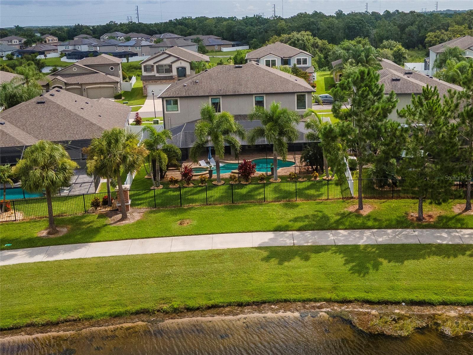 Listing photo id 66 for 11425 Leland Groves Drive