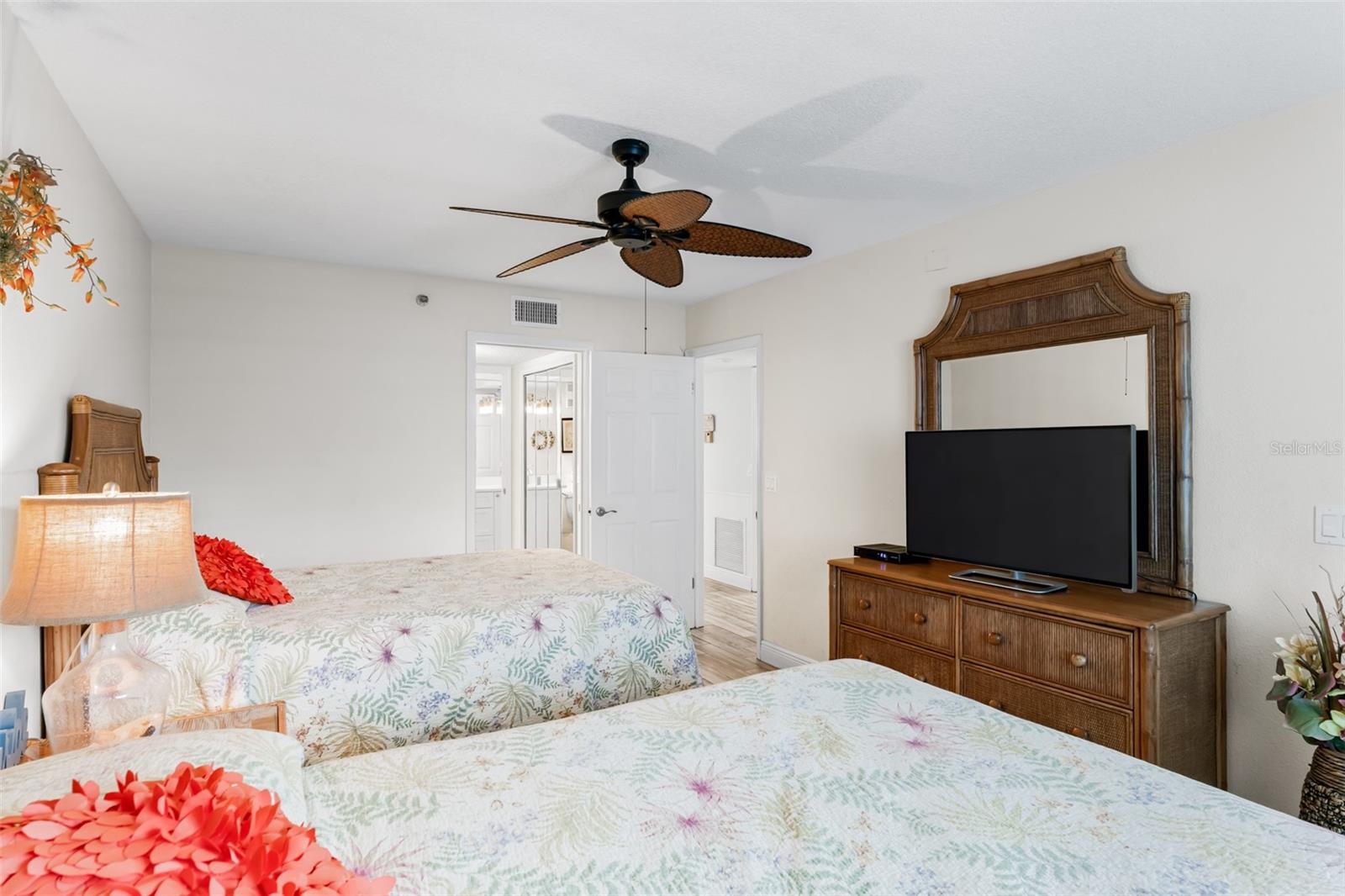 Listing photo id 25 for 18500 Gulf Boulevard 503