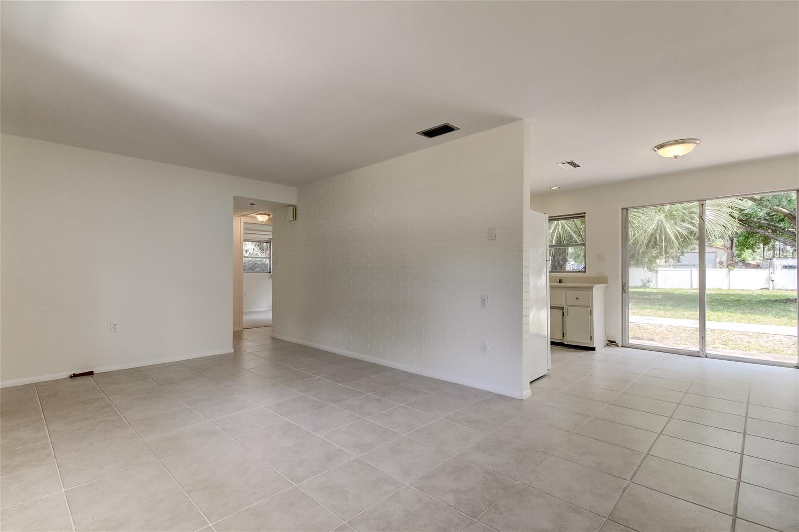 Image 11 of 73 For 303 Shore Drive W