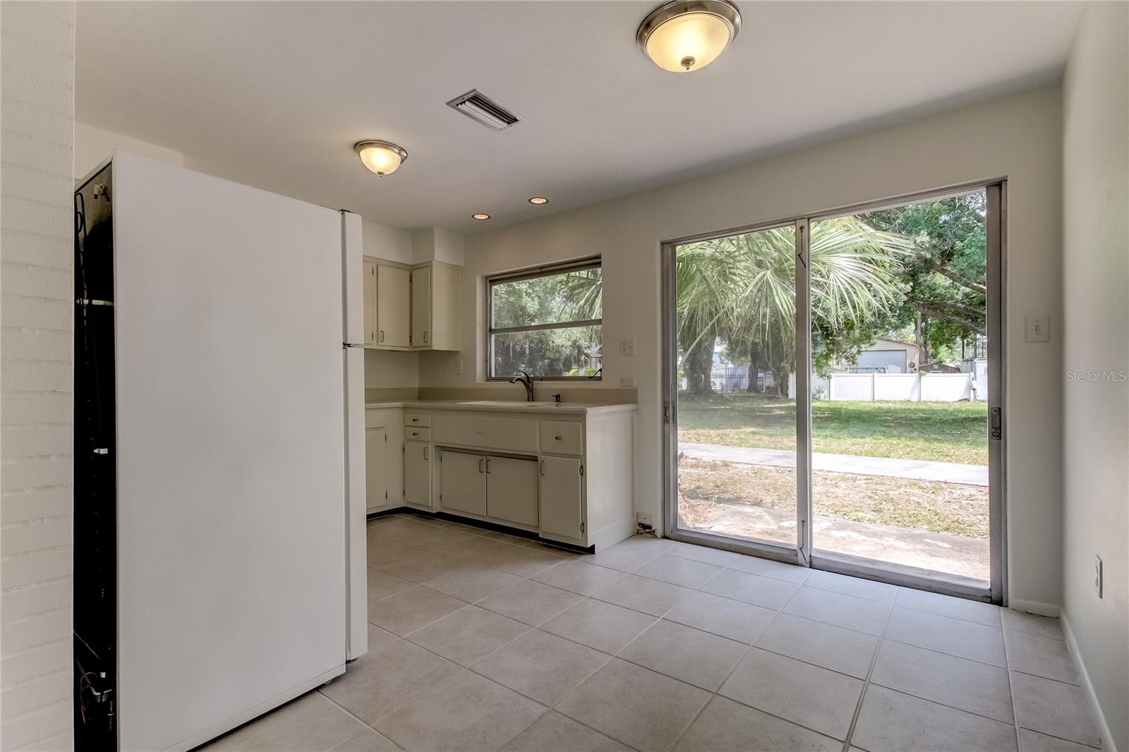 Image 12 of 73 For 303 Shore Drive W