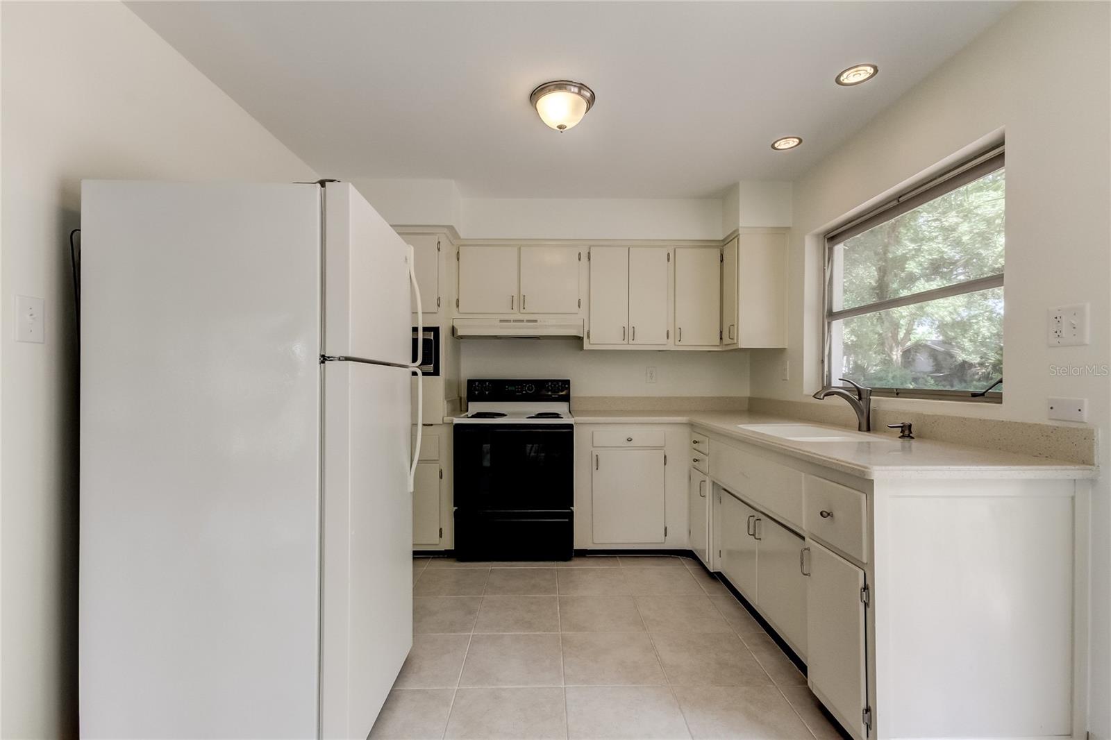 Image 17 of 73 For 303 Shore Drive W