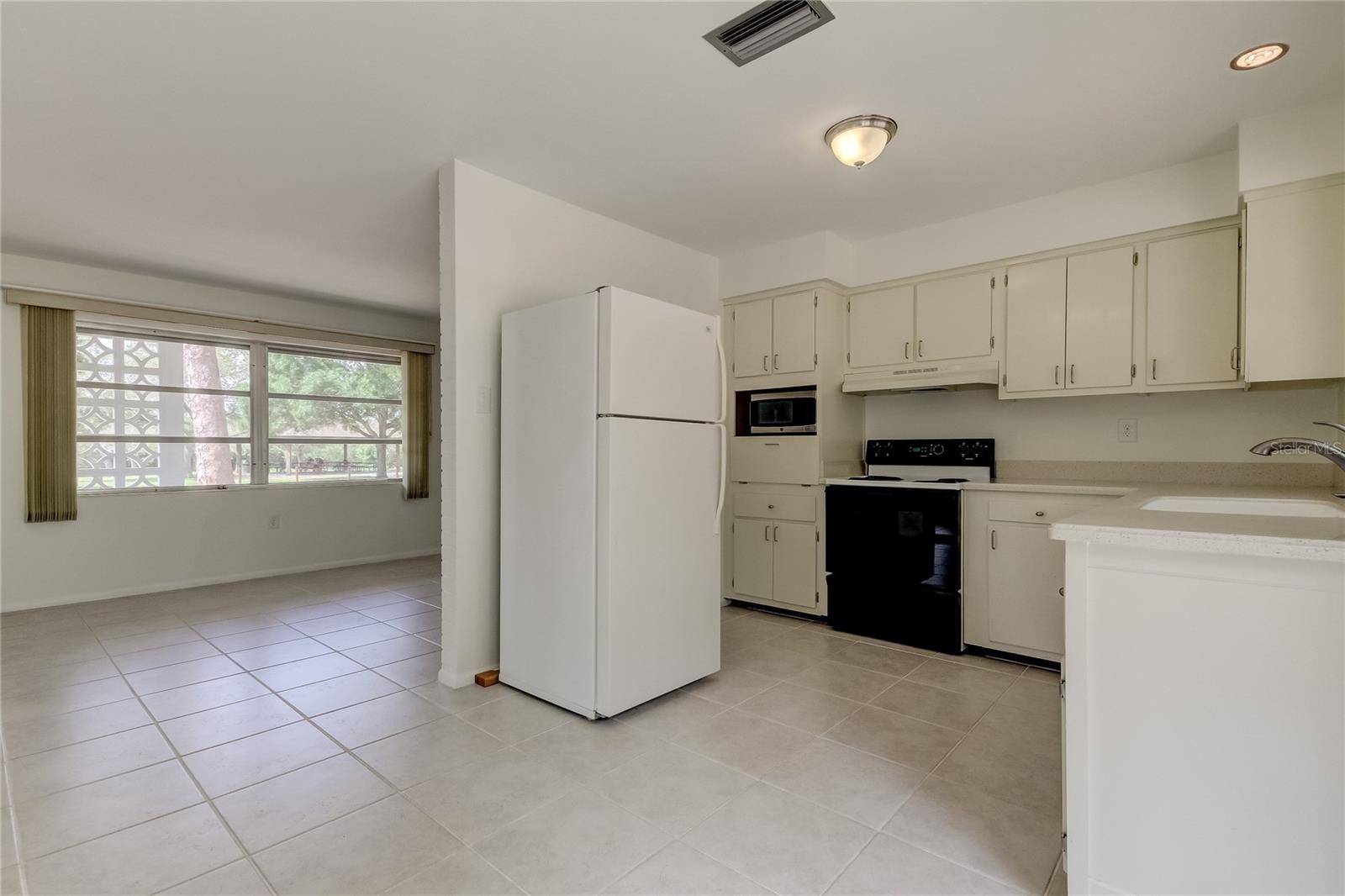 Image 18 of 73 For 303 Shore Drive W