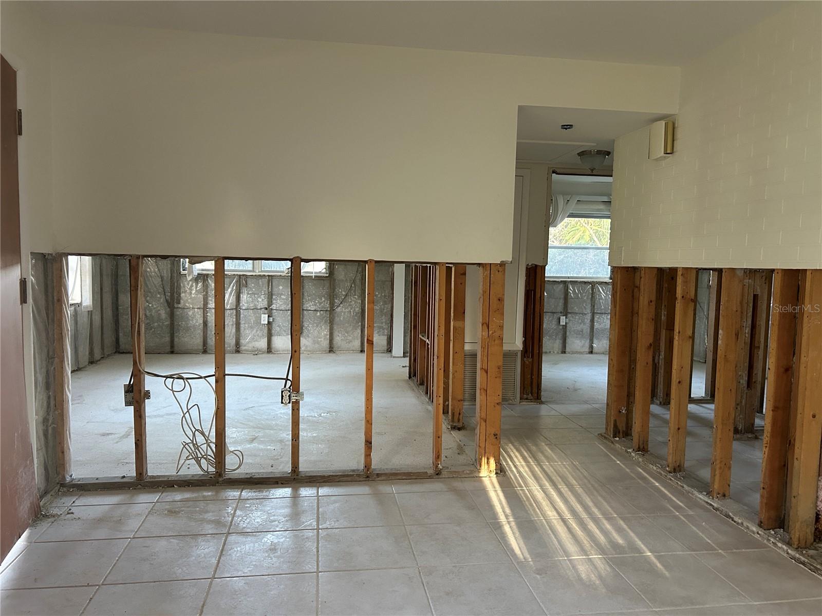 Image 42 of 73 For 303 Shore Drive W