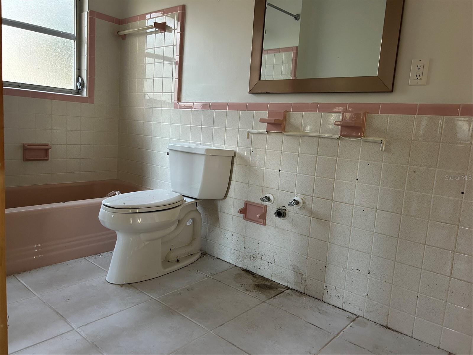 Image 46 of 73 For 303 Shore Drive W