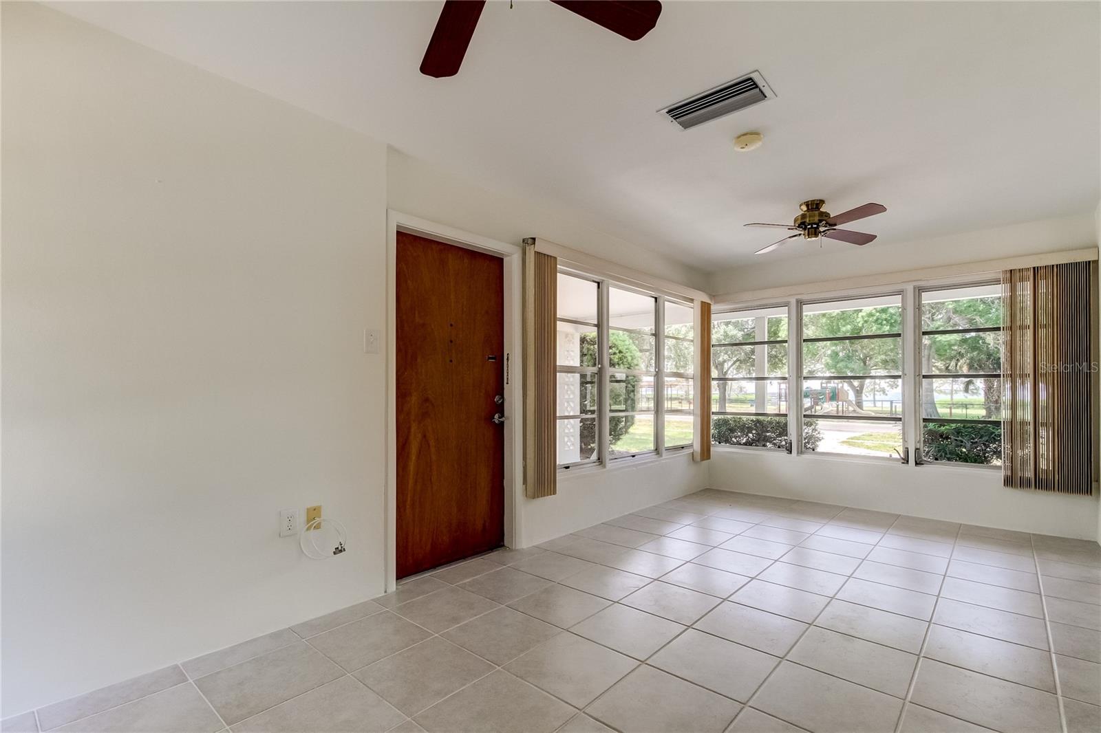 Image 7 of 73 For 303 Shore Drive W