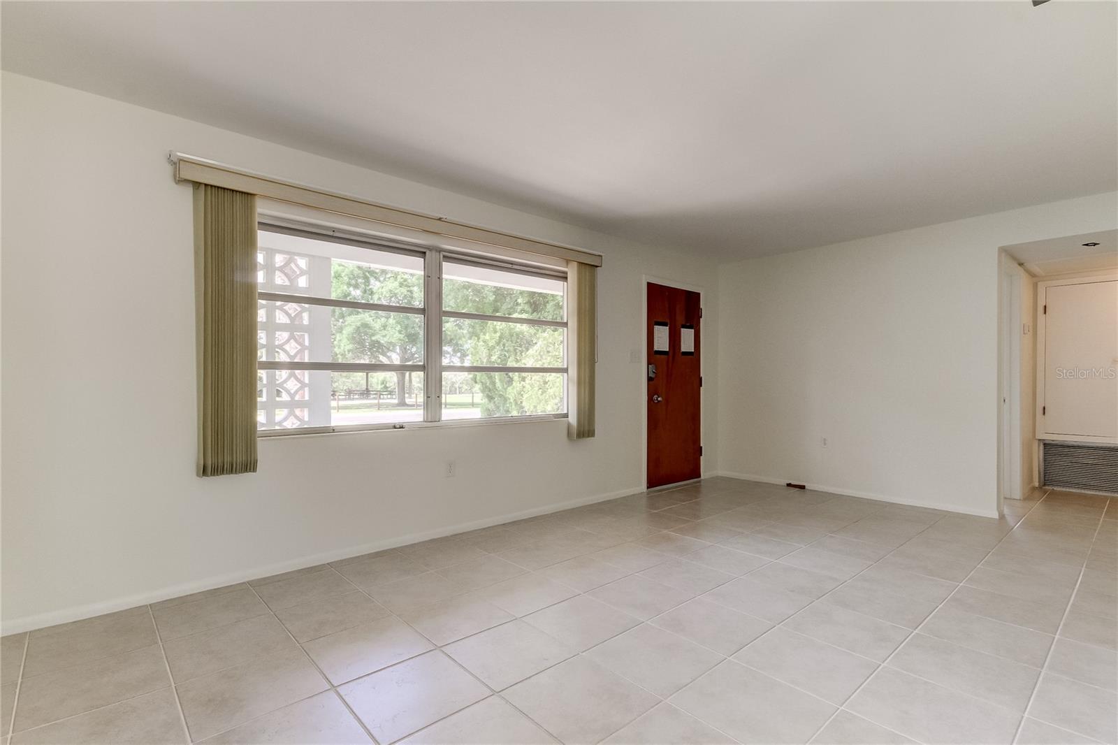 Image 9 of 73 For 303 Shore Drive W