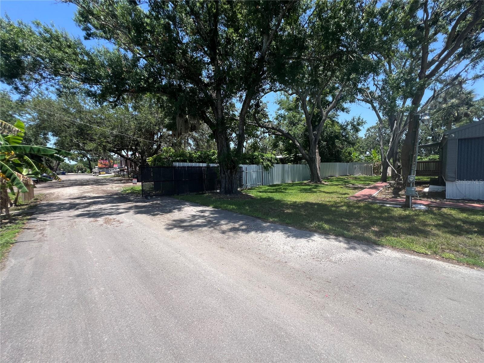 Listing photo id 15 for 11224 Restwood Drive