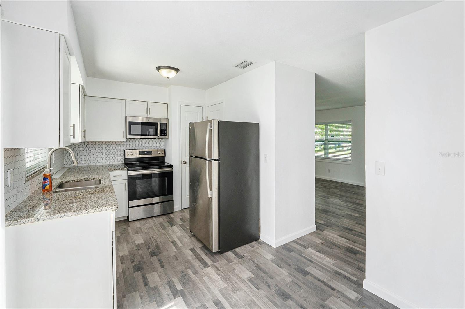 Image 10 of 31 For 6308 Lois Avenue