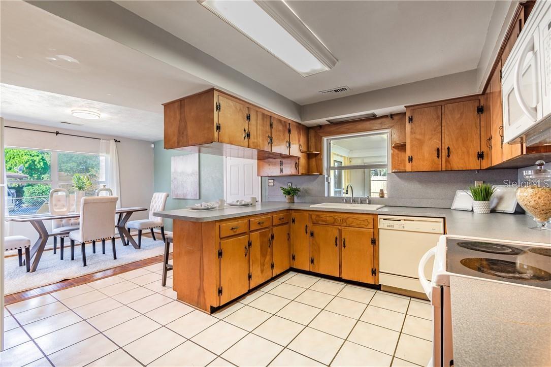 Listing photo id 9 for 5418 Riverhills Drive