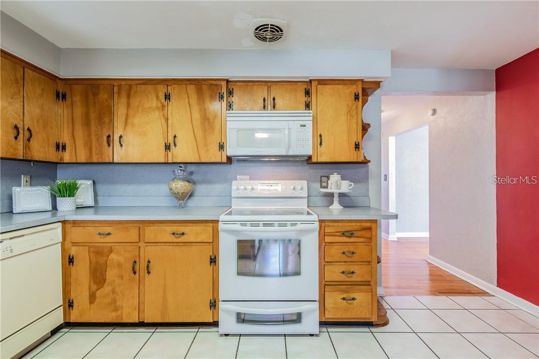 Listing photo id 12 for 5418 Riverhills Drive