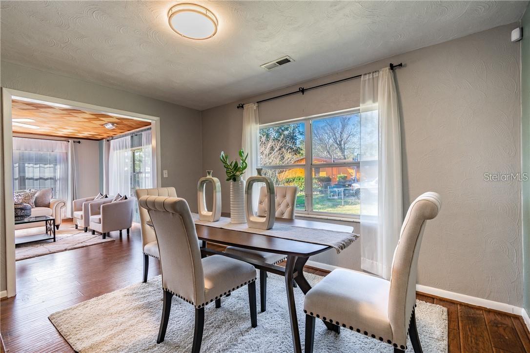 Listing photo id 13 for 5418 Riverhills Drive