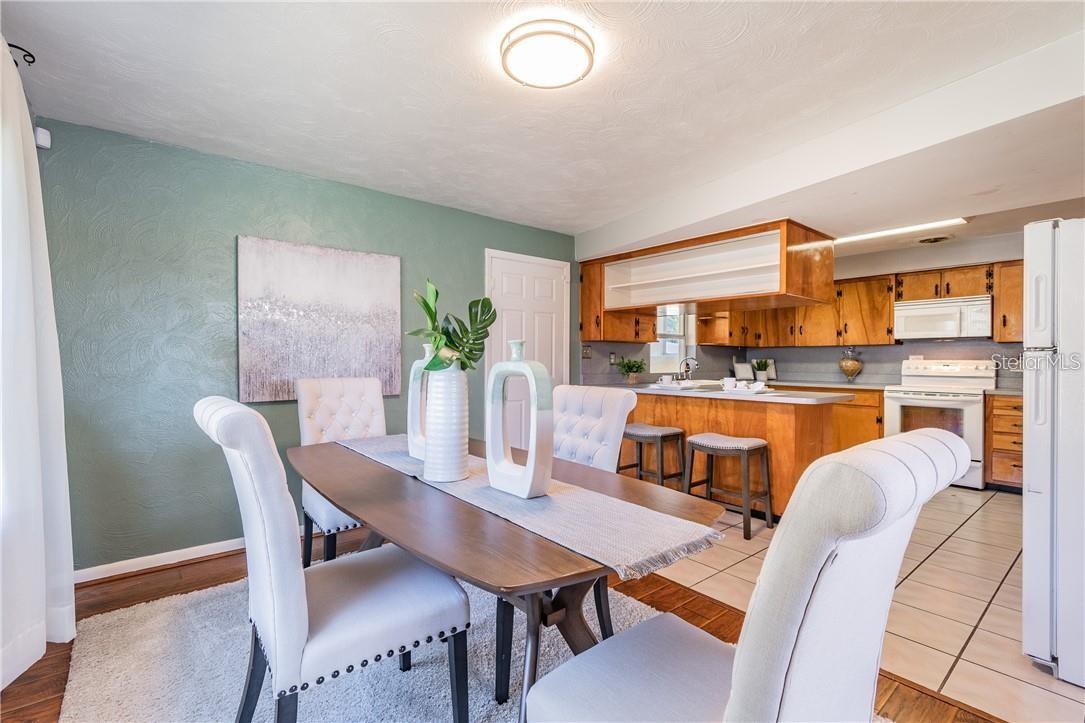 Listing photo id 14 for 5418 Riverhills Drive