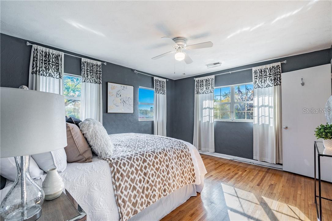 Listing photo id 15 for 5418 Riverhills Drive