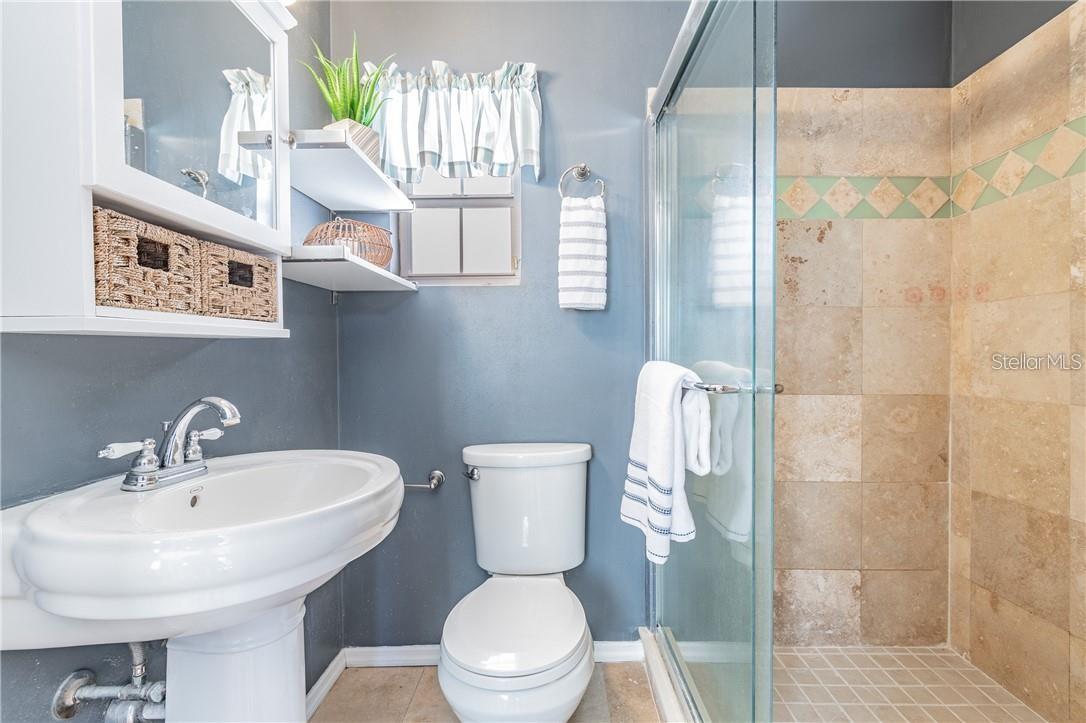 Listing photo id 17 for 5418 Riverhills Drive