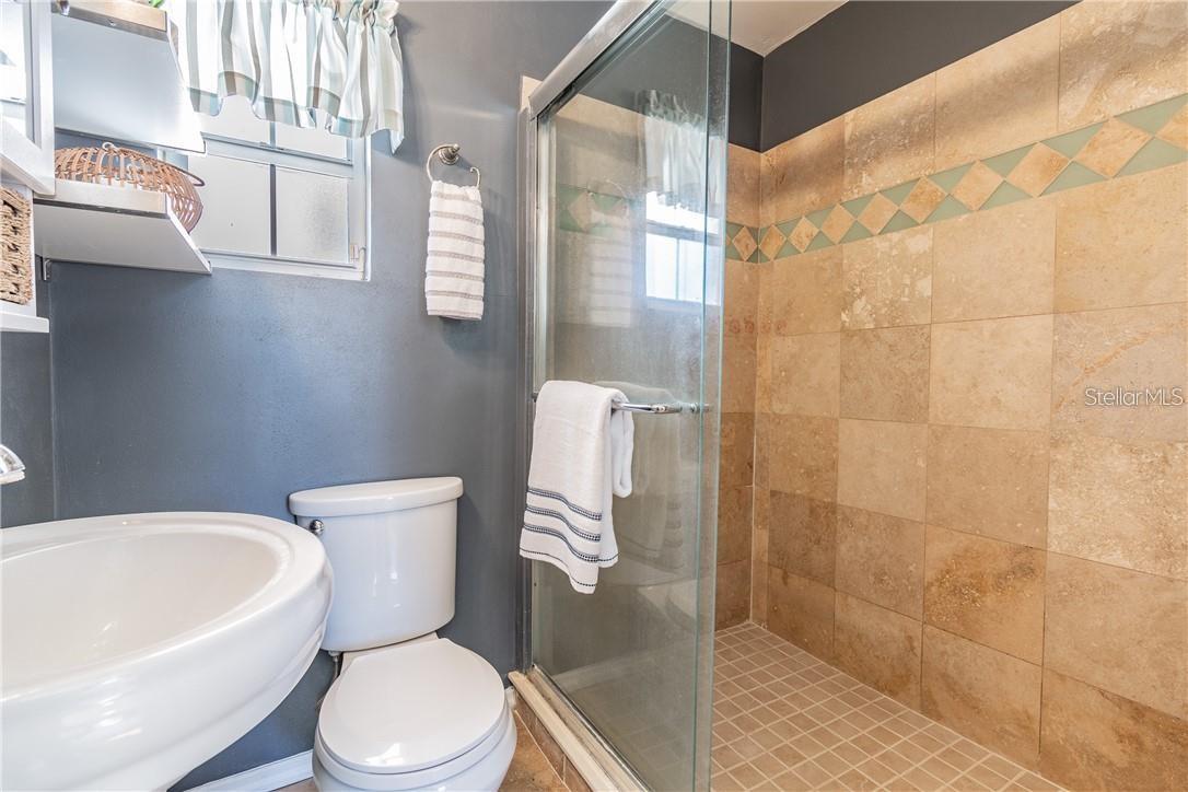 Listing photo id 18 for 5418 Riverhills Drive