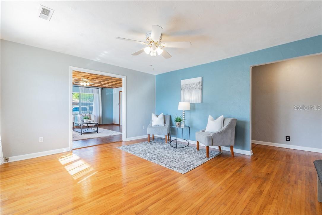Listing photo id 2 for 5418 Riverhills Drive