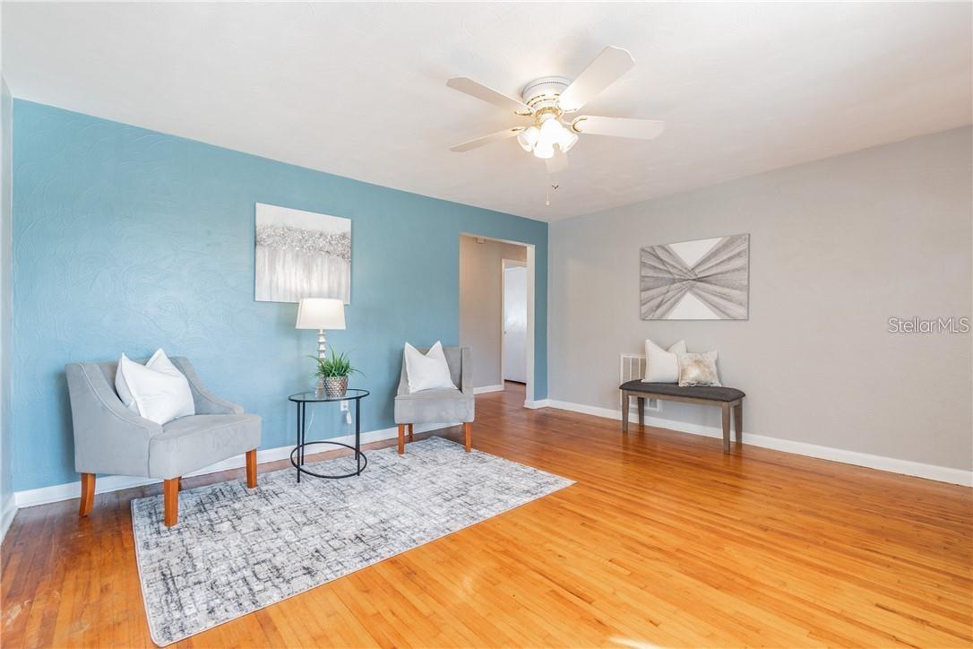 Listing photo id 3 for 5418 Riverhills Drive
