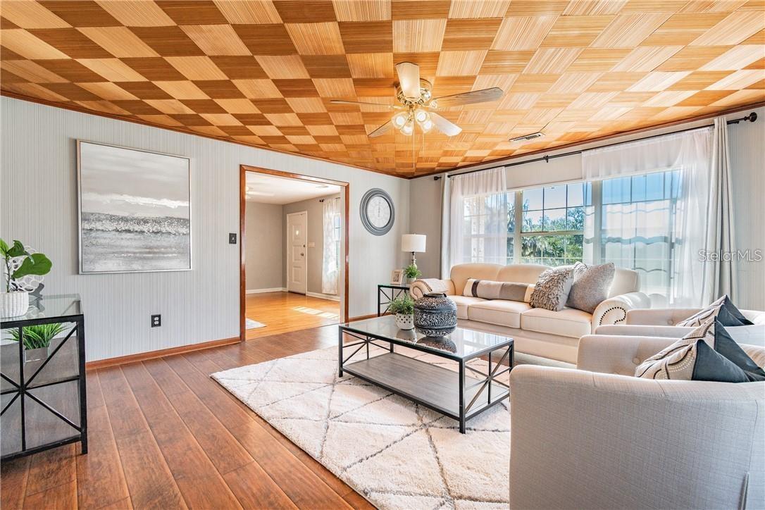 Listing photo id 5 for 5418 Riverhills Drive