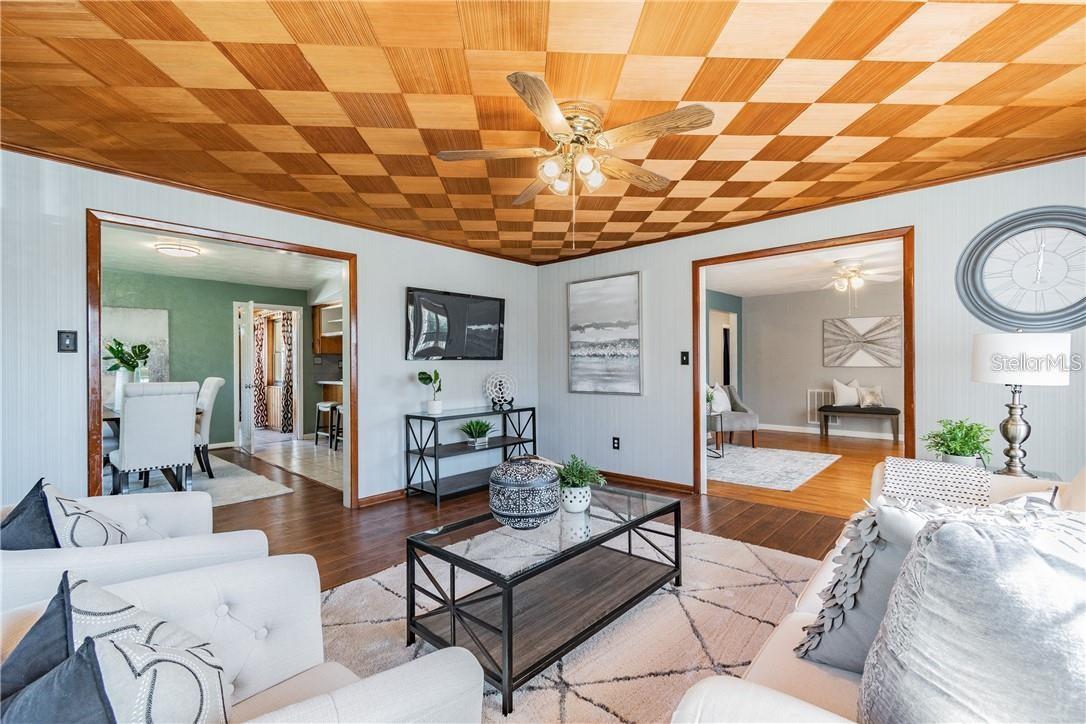 Listing photo id 7 for 5418 Riverhills Drive