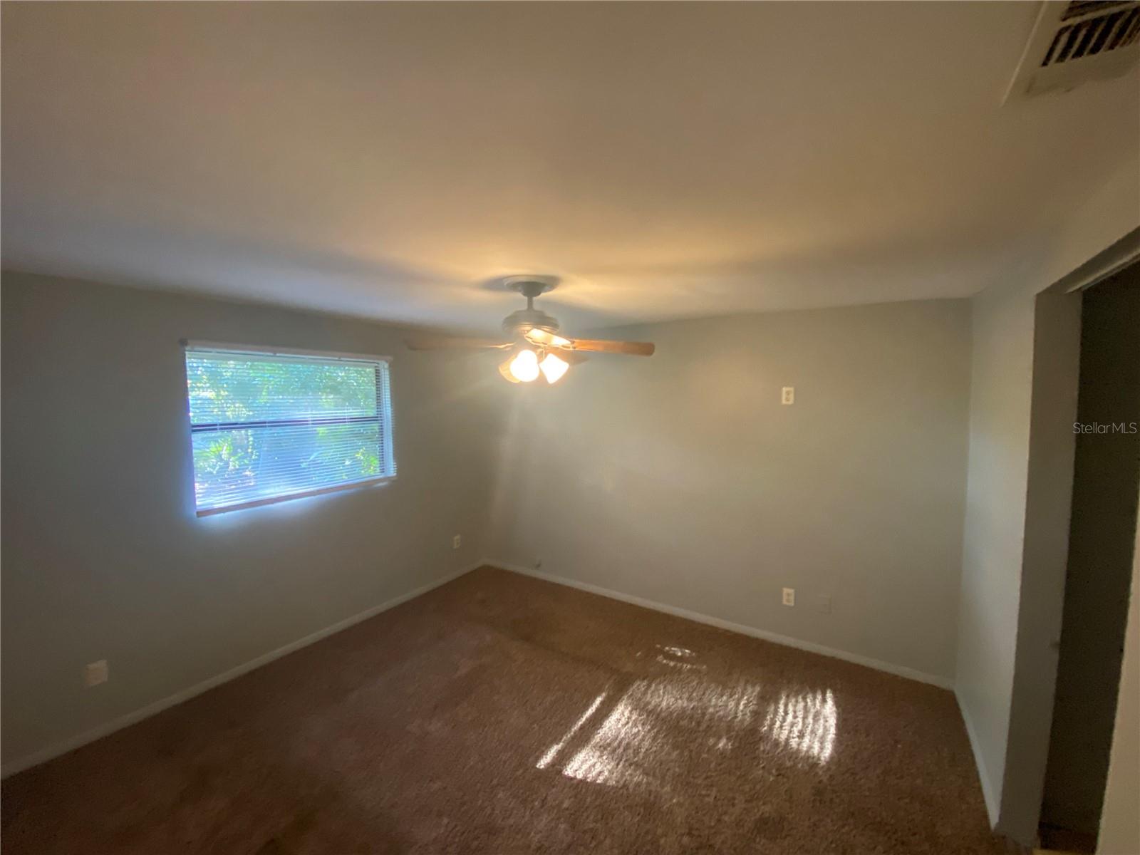 Listing photo id 8 for 5223 Peach Avenue B
