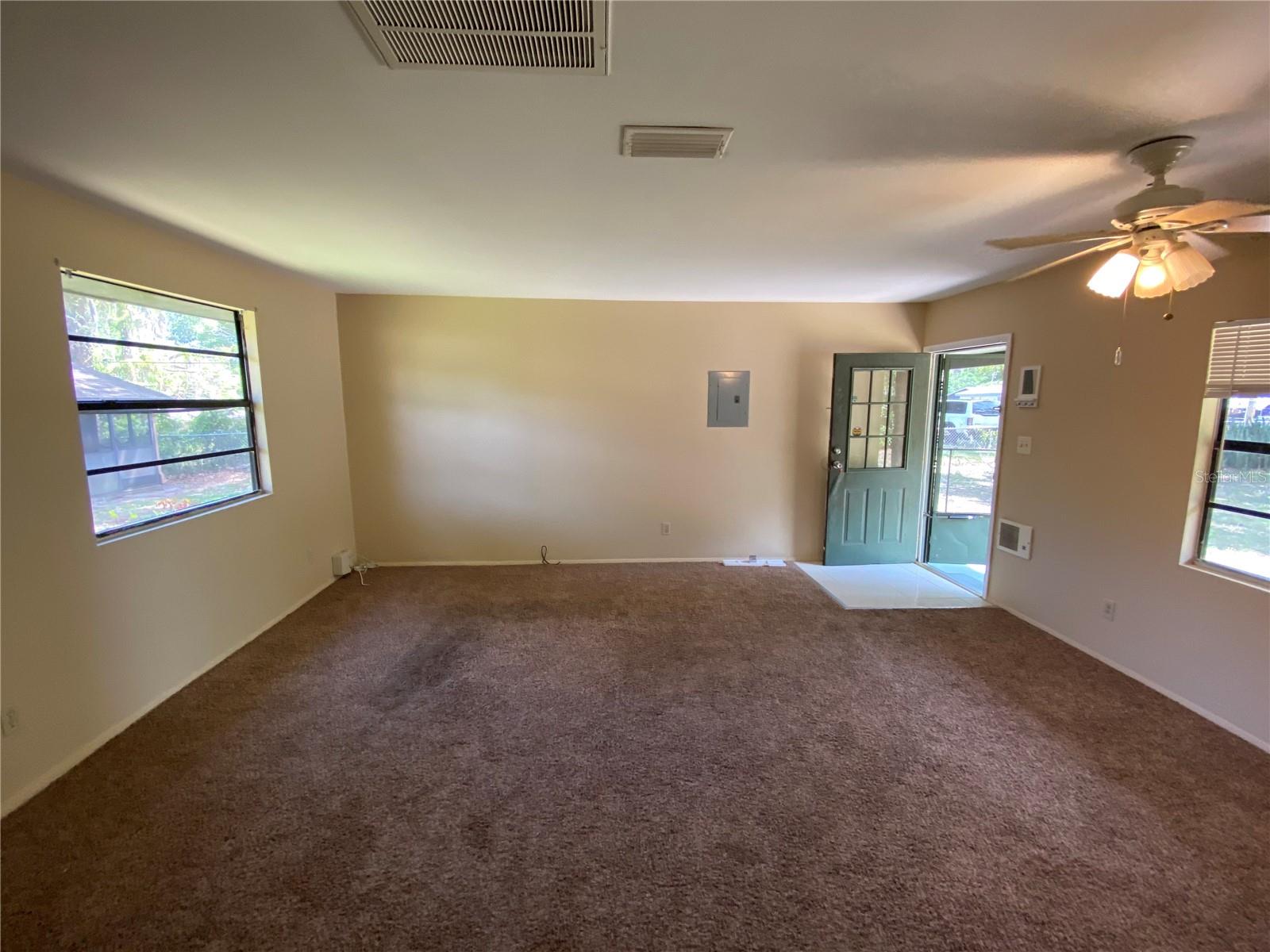 Listing photo id 2 for 5223 Peach Avenue B