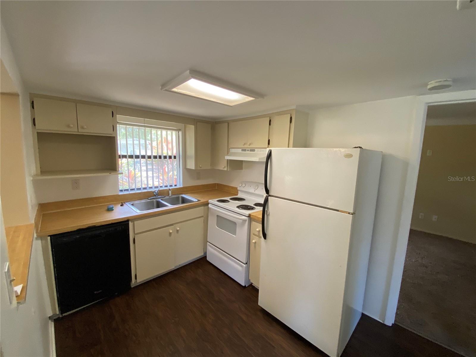 Listing photo id 3 for 5223 Peach Avenue B