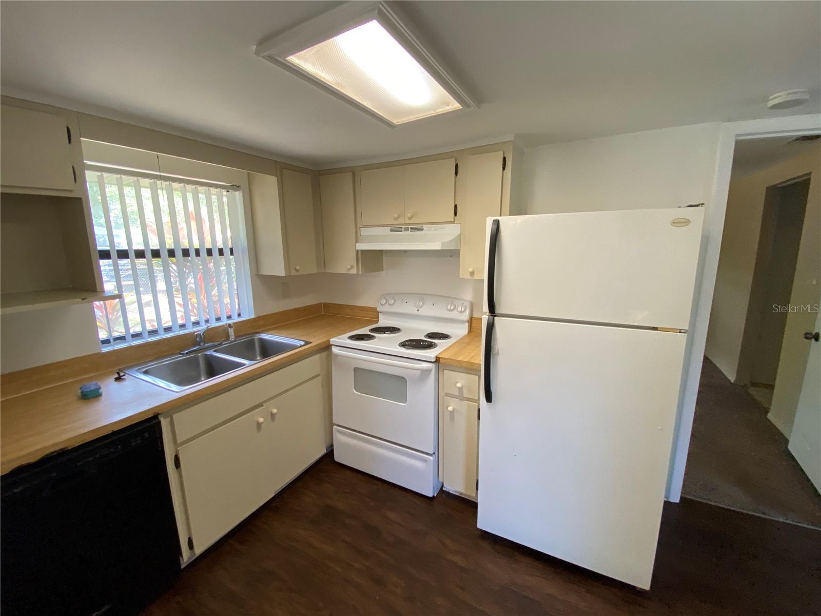 Listing photo id 4 for 5223 Peach Avenue B