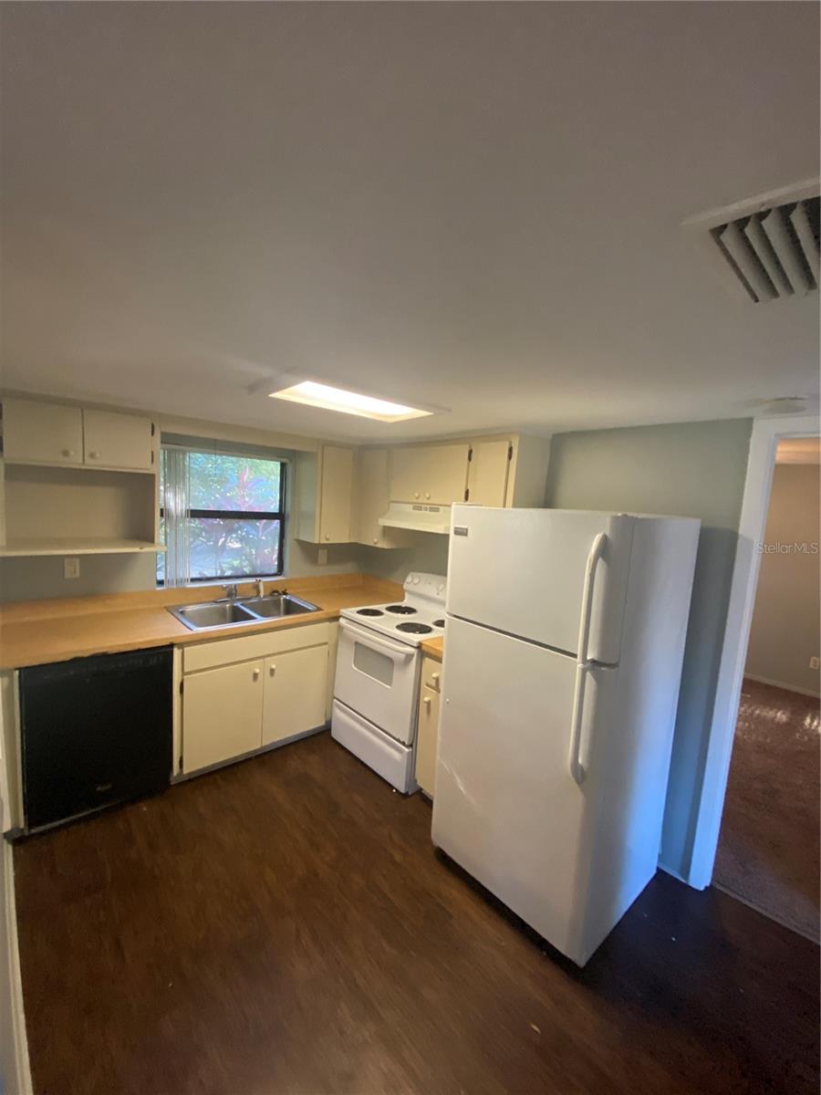Listing photo id 5 for 5223 Peach Avenue B