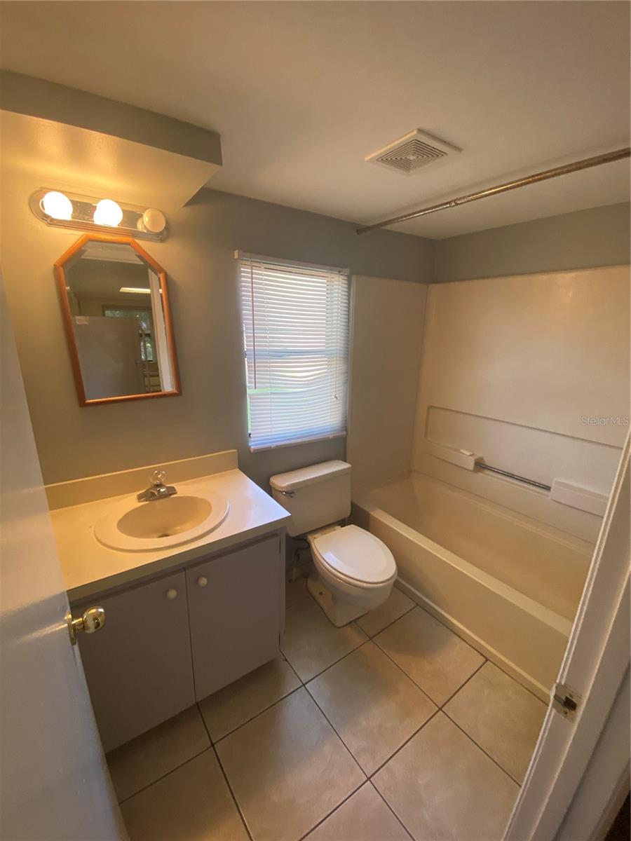 Listing photo id 6 for 5223 Peach Avenue B