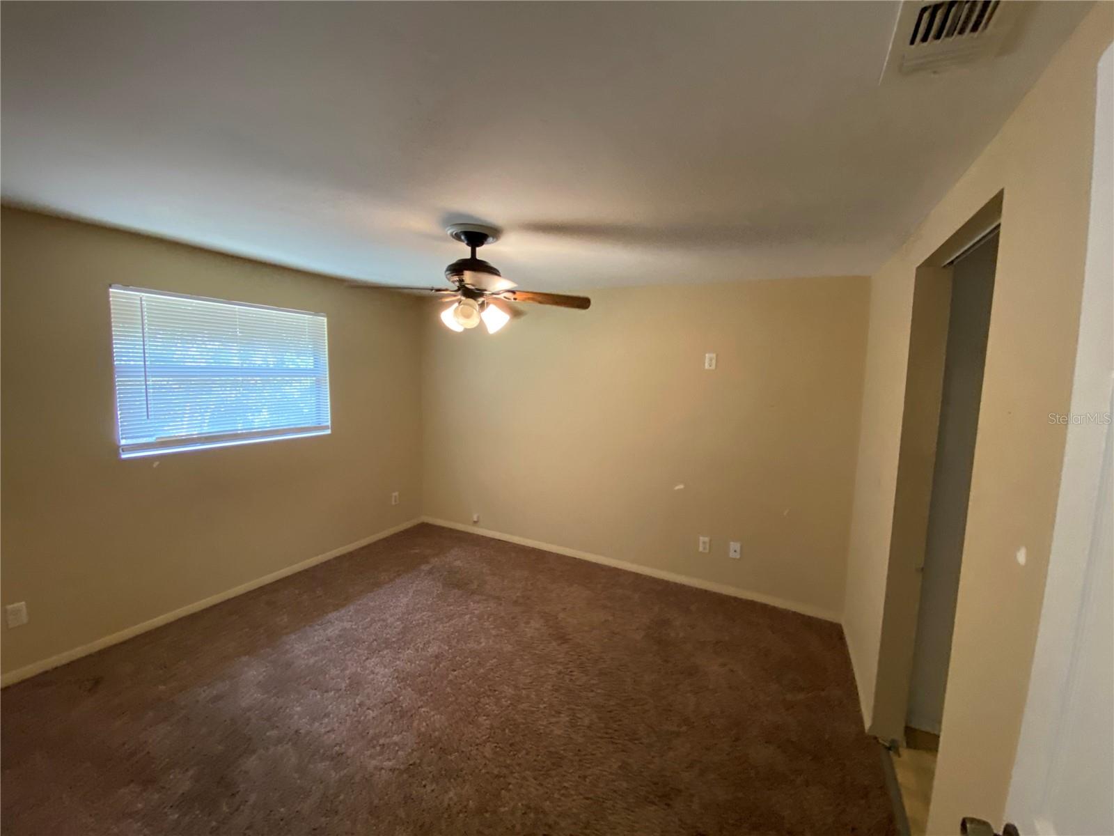 Listing photo id 7 for 5223 Peach Avenue B