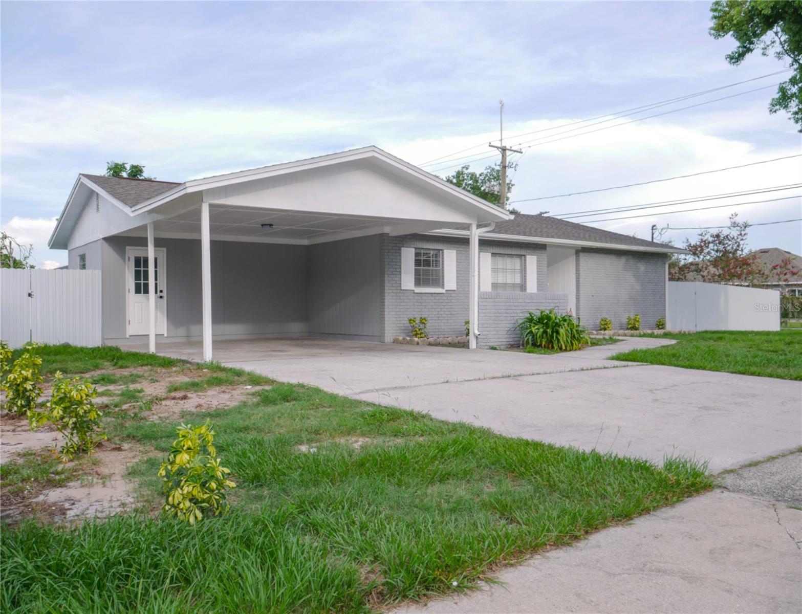 Listing photo id 13 for 1302 Highview Road