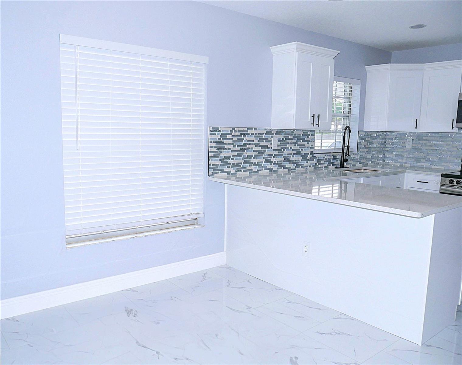 Listing photo id 21 for 1302 Highview Road