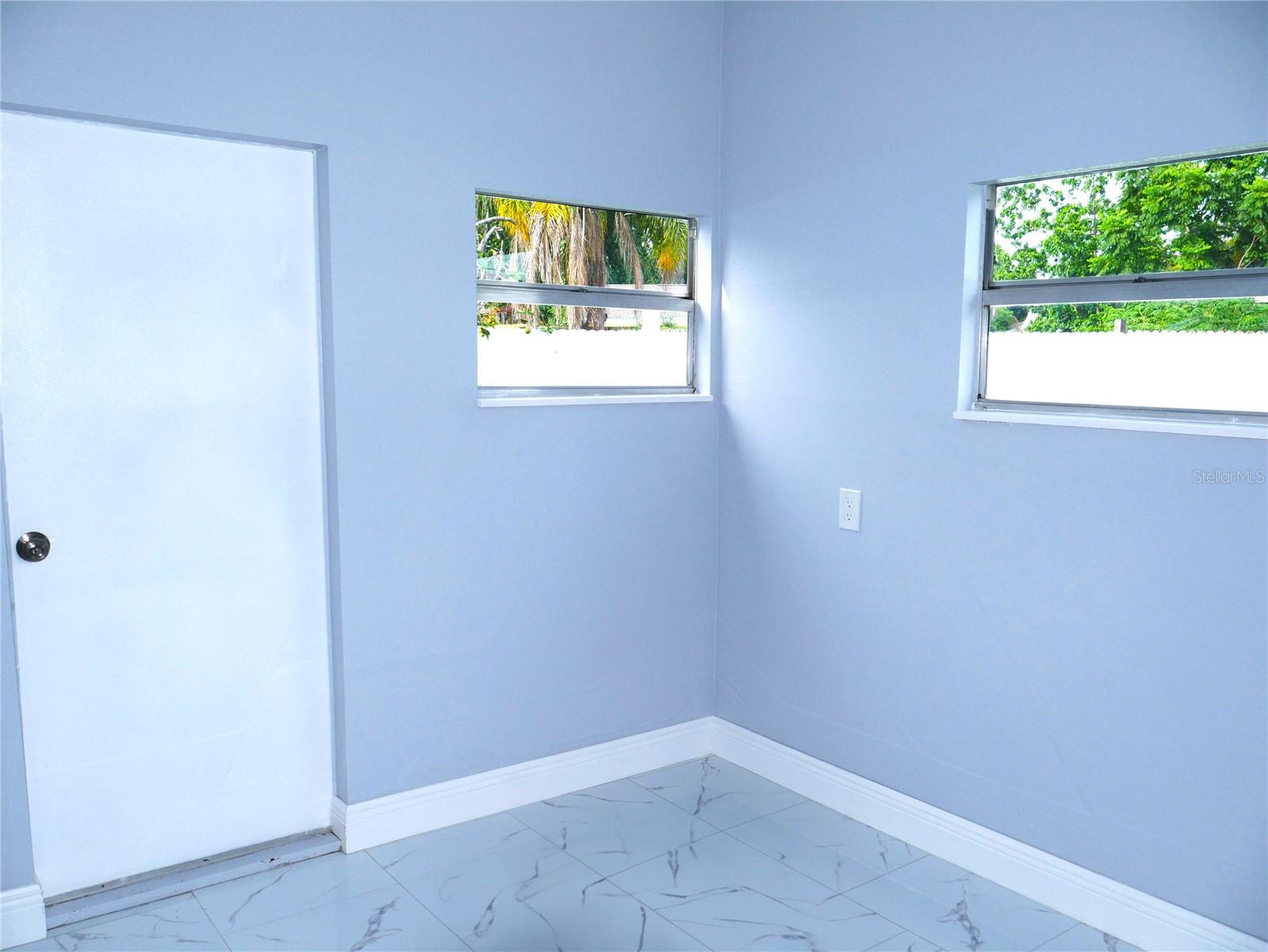Listing photo id 36 for 1302 Highview Road