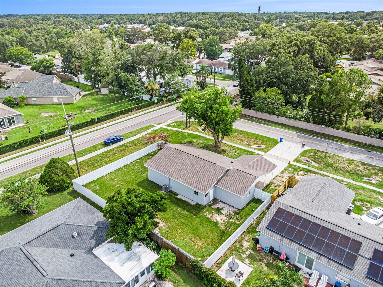 Listing photo id 4 for 1302 Highview Road