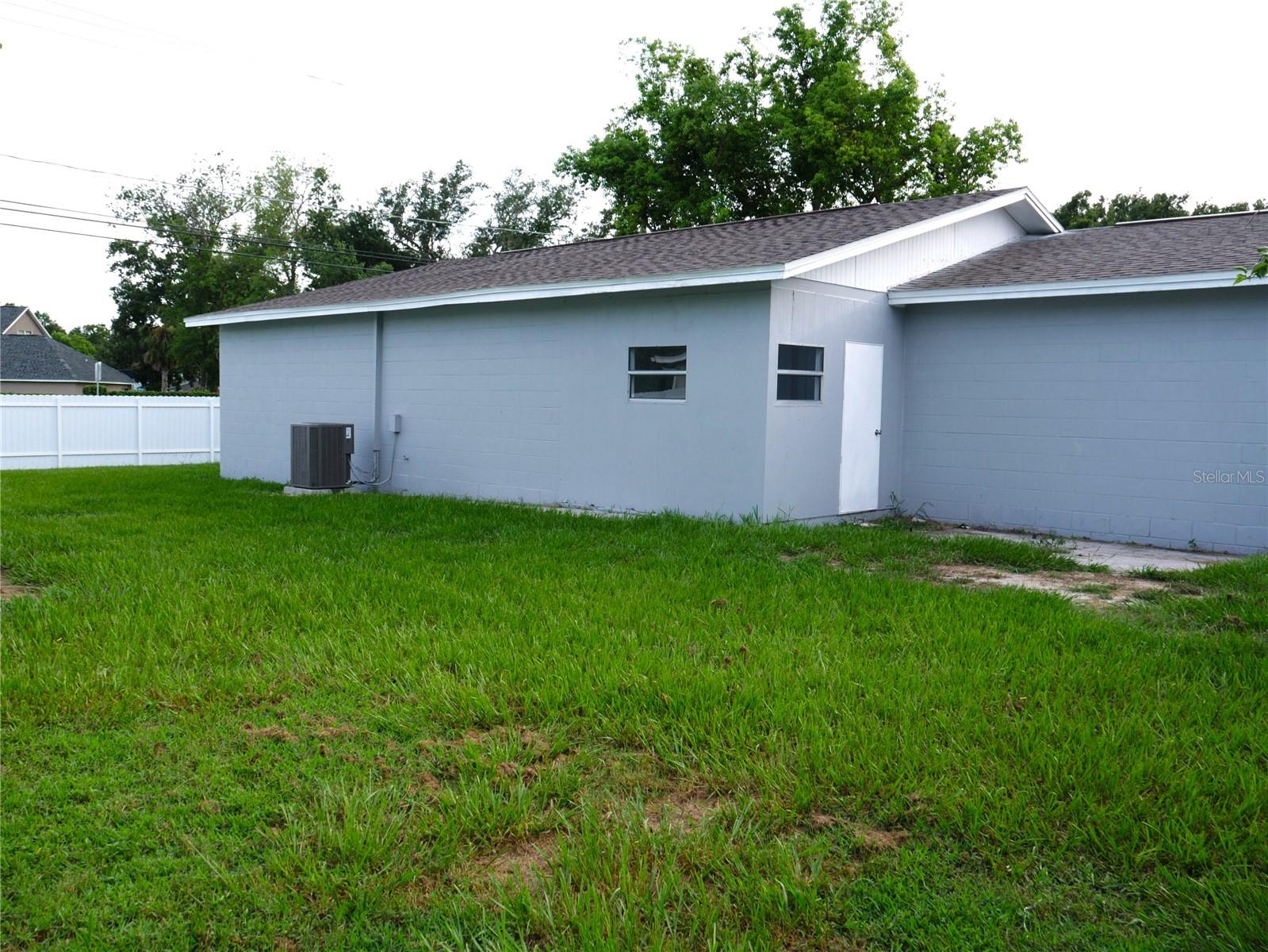 Listing photo id 70 for 1302 Highview Road