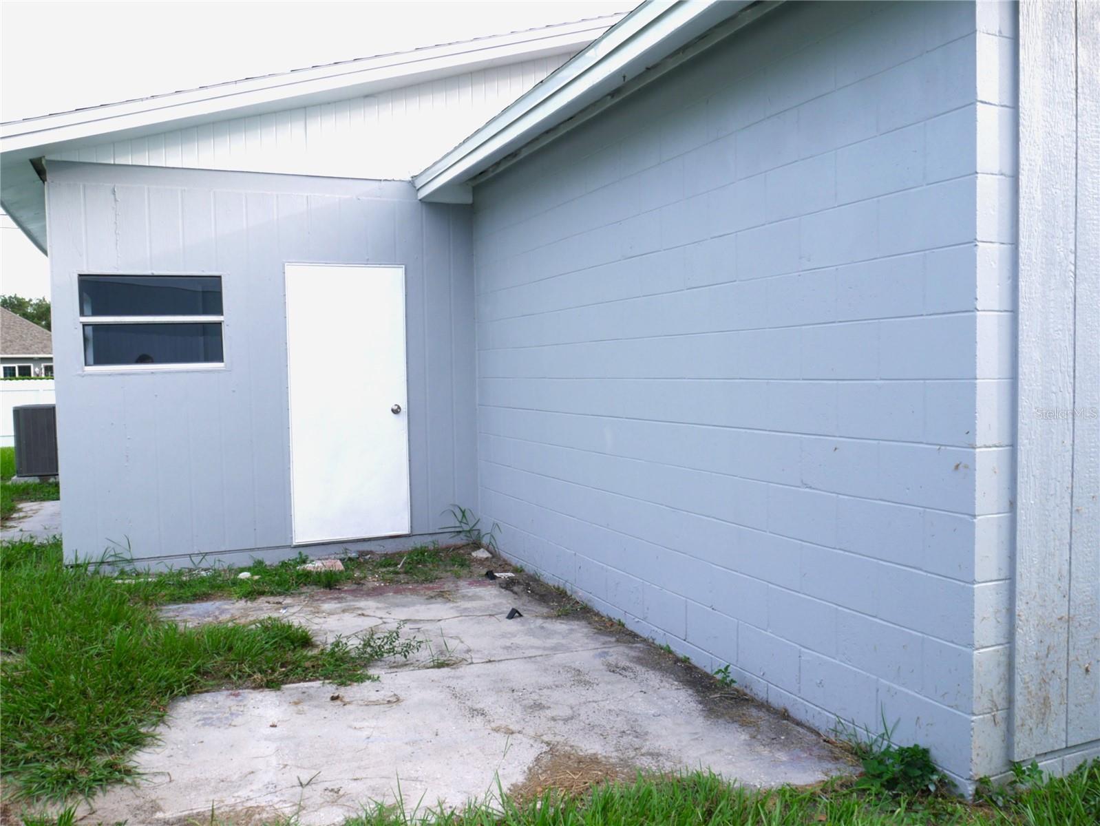 Listing photo id 74 for 1302 Highview Road