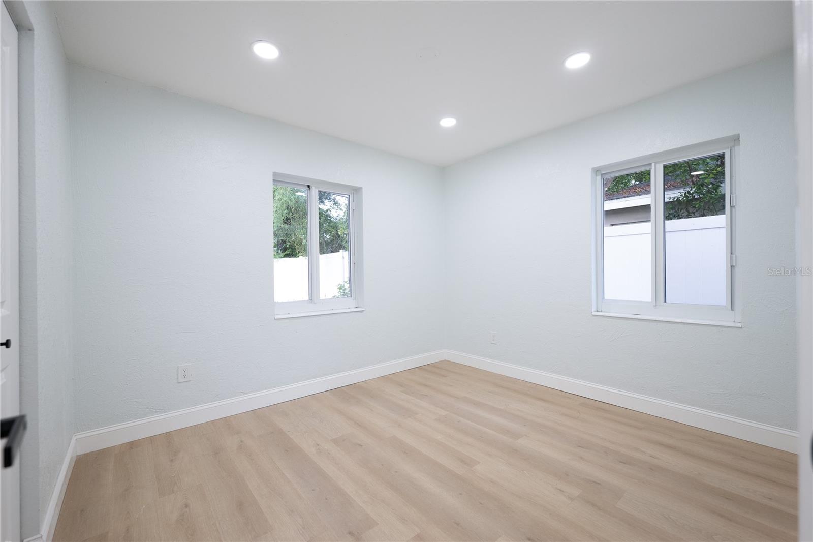 Listing photo id 10 for 1720 Lambright Street