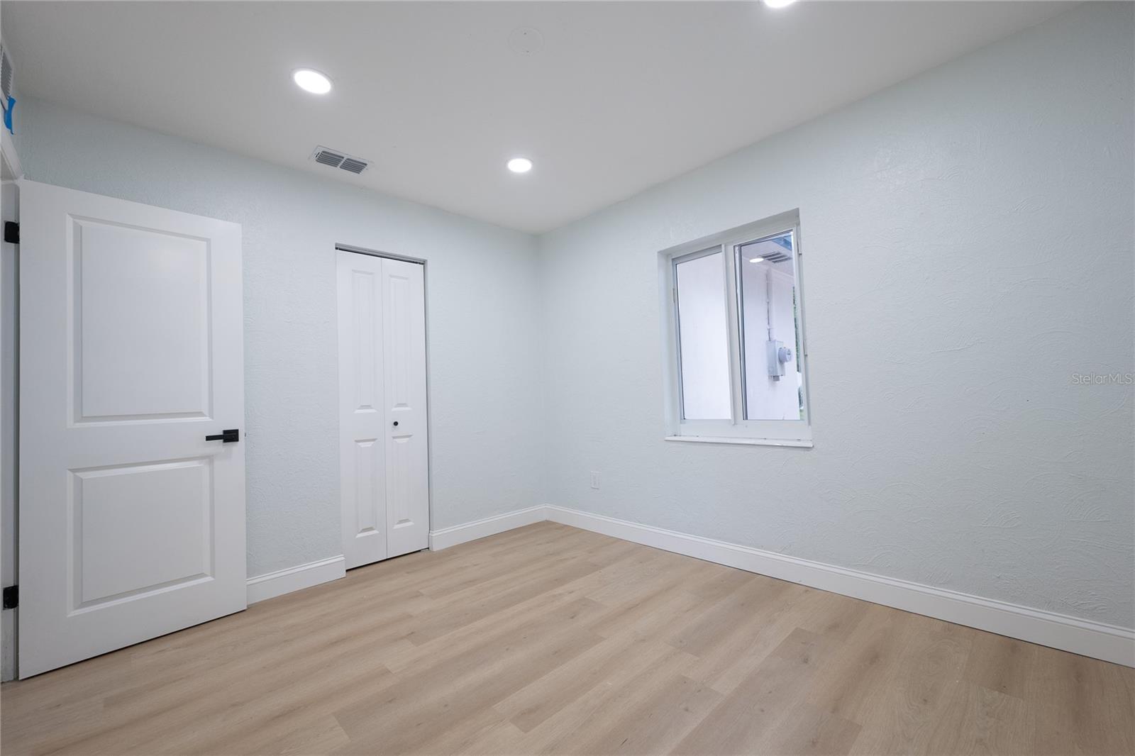 Listing photo id 11 for 1720 Lambright Street