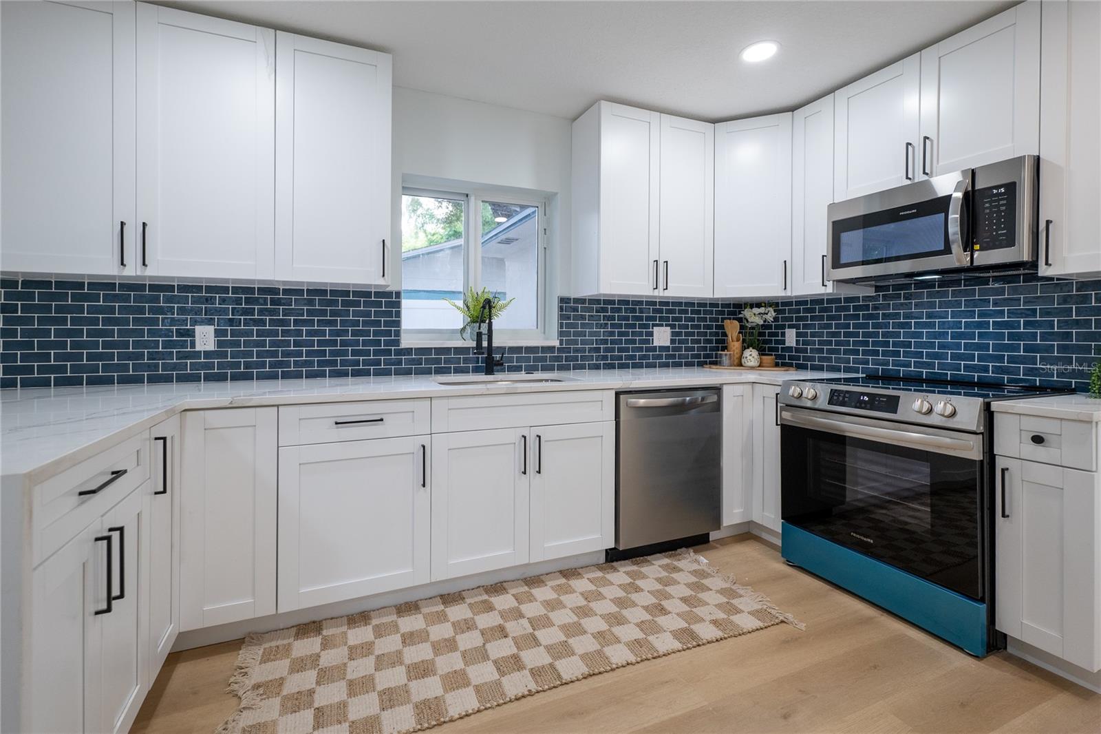Listing photo id 12 for 1720 Lambright Street