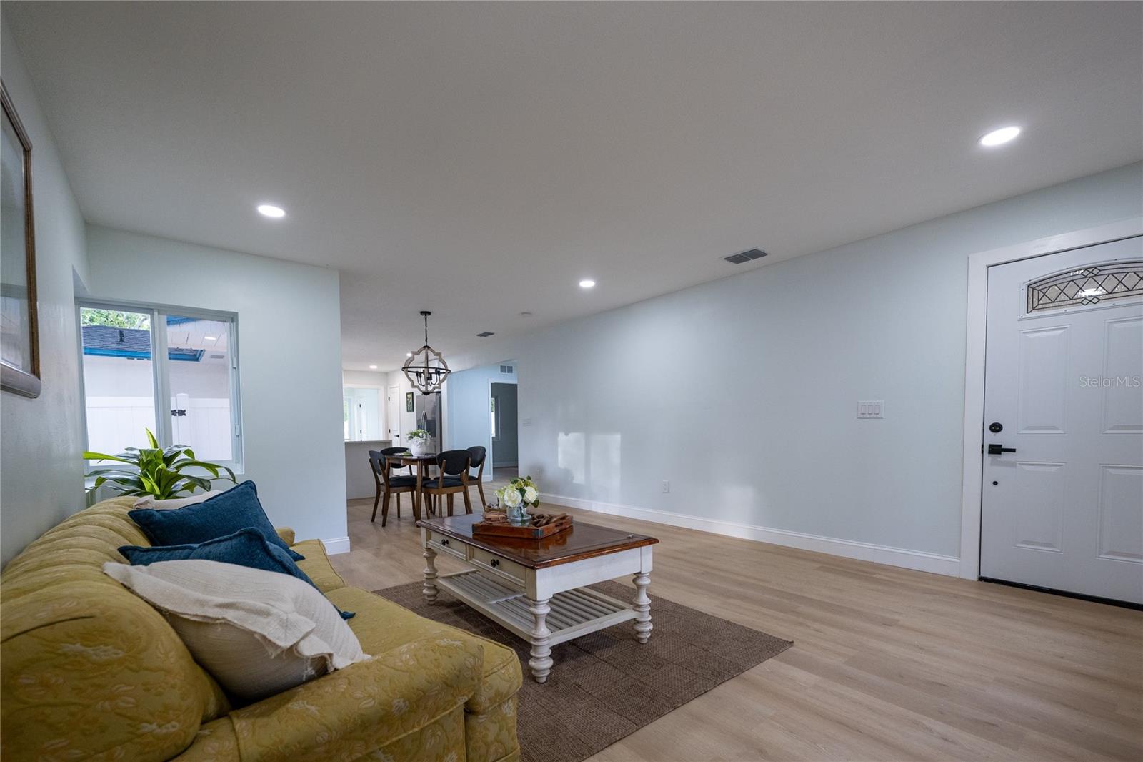 Listing photo id 13 for 1720 Lambright Street