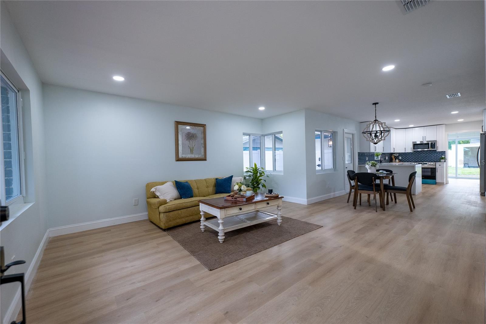 Listing photo id 19 for 1720 Lambright Street