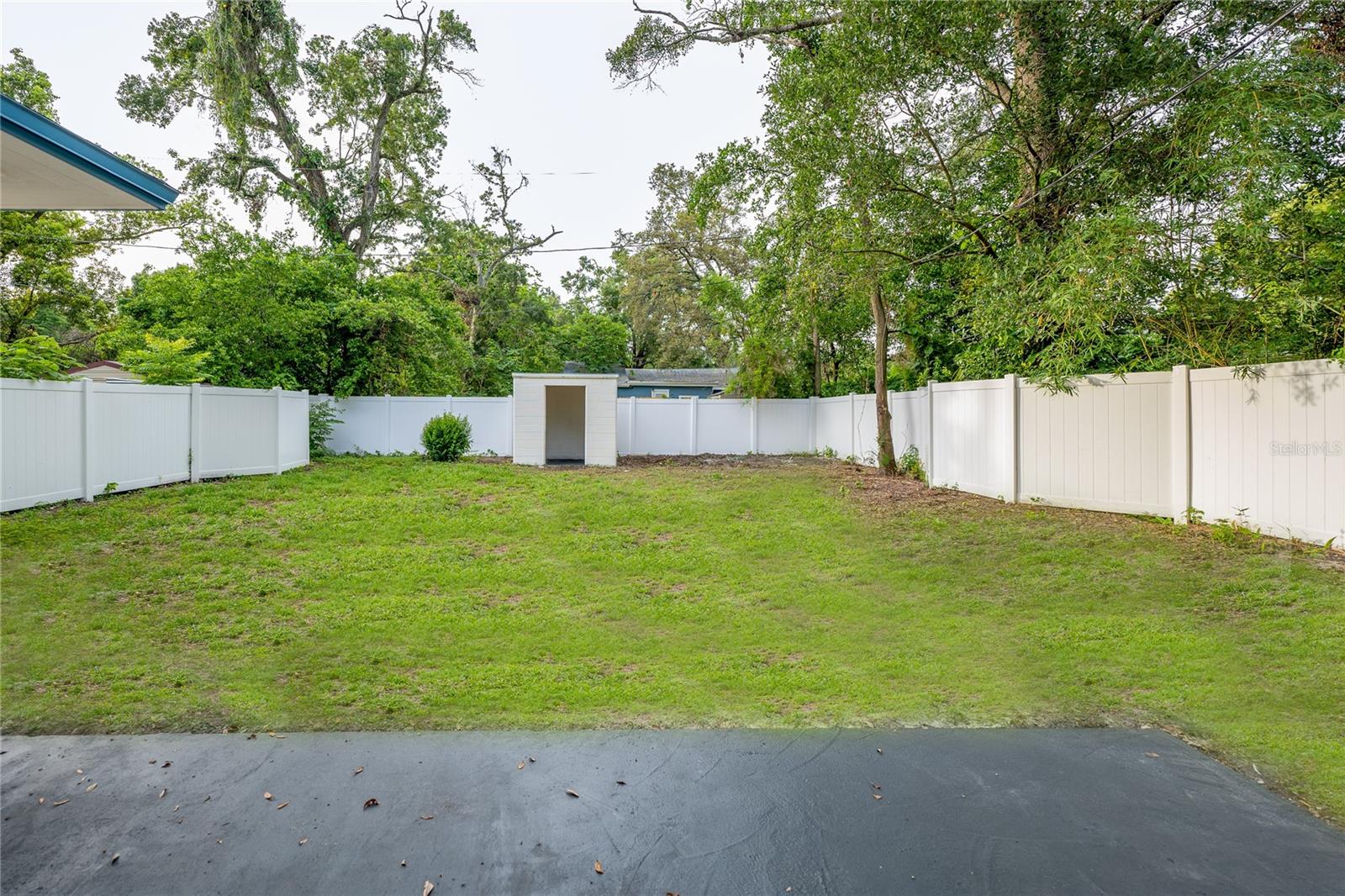 Listing photo id 25 for 1720 Lambright Street