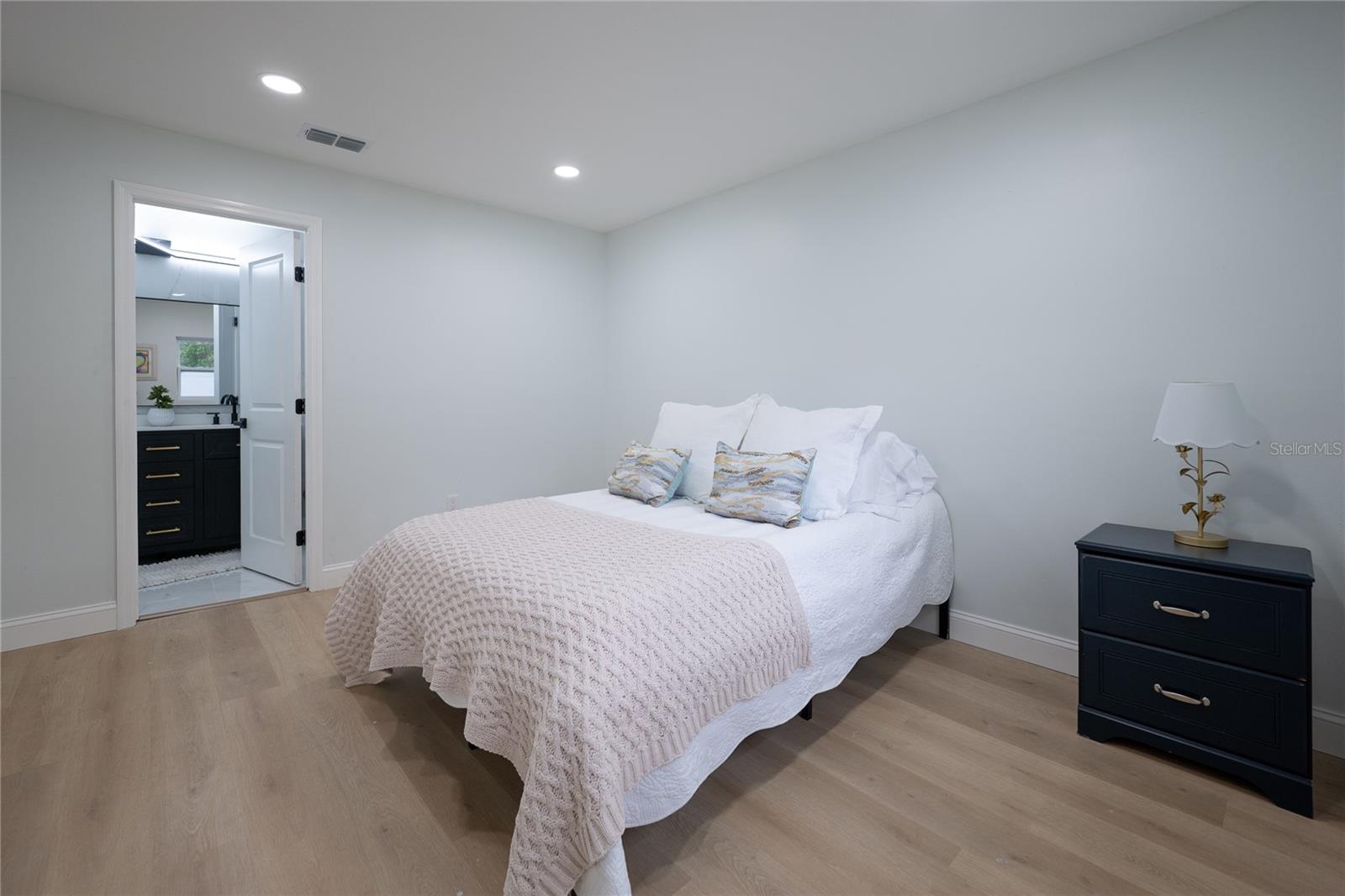 Listing photo id 1 for 1720 Lambright Street