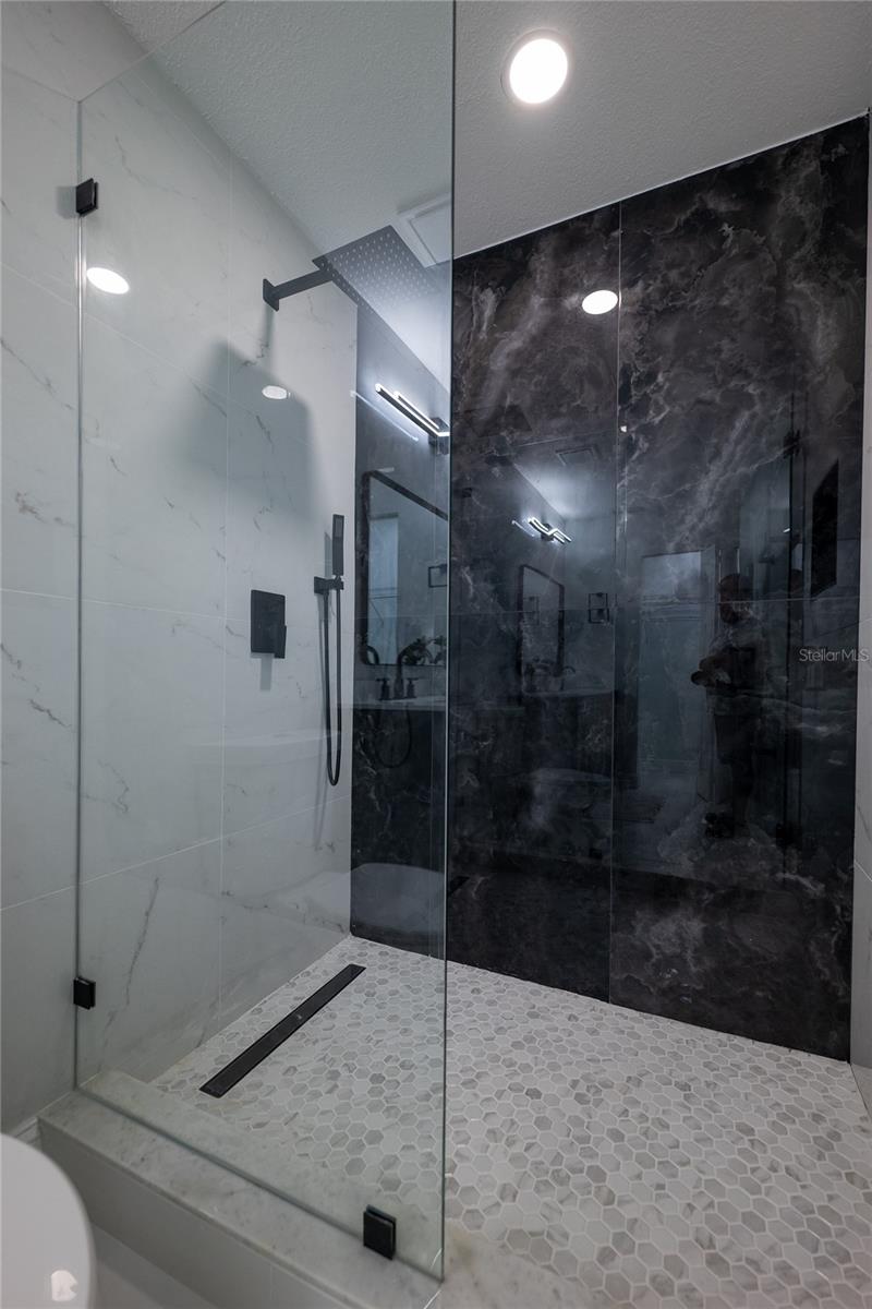 Listing photo id 3 for 1720 Lambright Street